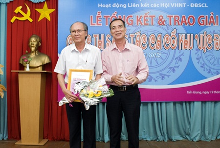 Đồng chí Nguyễn Thanh Hiền, Tỉnh ủy viên, Phó ban Thường trực Ban Tuyên giáo Tỉnh ủy Tiền Giang trao giải nhất cho tác giả Diệp Vàm Cỏ