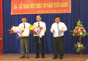 Trao huy hiệu Đảng