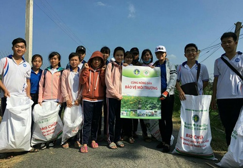 Sinh viên Trường Đại học Tiền Giang cùng nông dân bảo vệ môi trường