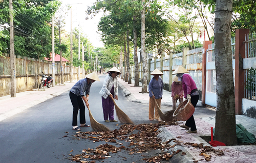 Các chị tất bật quét dọn tuyến đường Nguyễn Ngọc Ba vào thứ 6 hàng tuần