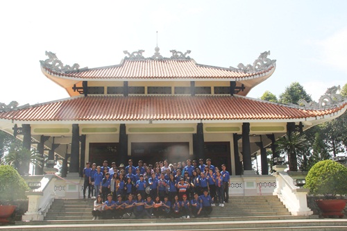 Đoàn viên TN Trường Đại học Tiền Giang chụp ảnh lưu niệm tại Đền tưởng niệm Chủ tịch Tôn Đức Thắng