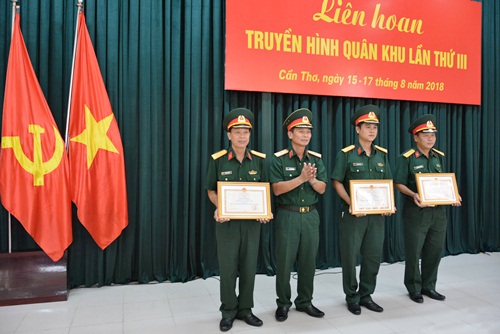 Thiếu tướng Đoàn Thanh Xuân - Phó Chính ủy Quân khu 9 trao tặng bằng khen cho các đơn vị đạt giải