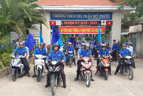 Đoàn viên, thanh niên và học sinh tham gia tuần hành, tuyên truyền đảm bảo TTATGT