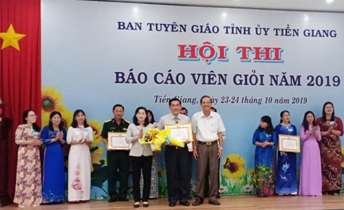 Trưởng Ban Tuyên giáo Tỉnh ủy trao giải nhất cho thí sinh Nguyễn Thành Bương