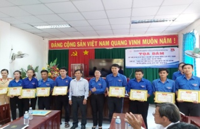 Đồng chí Trần Quang Linh - PBT Thường trực Huyện ủy và Đồng chí Lê Thị Phượng Loan – Bí thư Huyện Đoàn trao giấy khen cho các đảng viên trẻ tiêu biểu