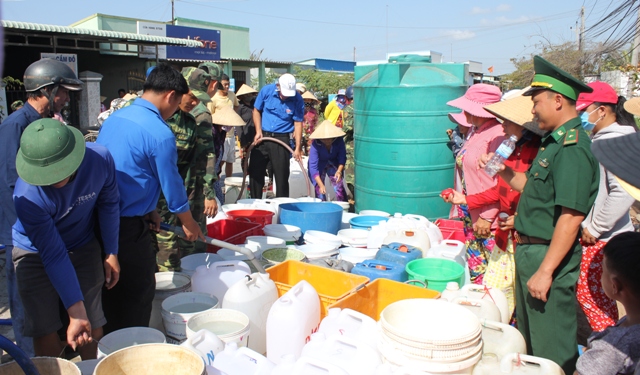 Cán bộ, chiến sĩ Đồn Biên phòng Tân Thành và Đoàn Thanh niên địa phương vận chuyển cấp phát nước sạch cho nhân ấp Đèn Đỏ, xã Tân Thành, huyện Gò Công Đông