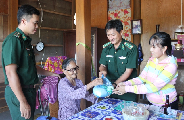 Quân y Đồn Biên phòng Phú Tân và đoàn thể xã Phú Tân đến thăm và khám bệnh cho gia đình chính sách, người già neo đơn