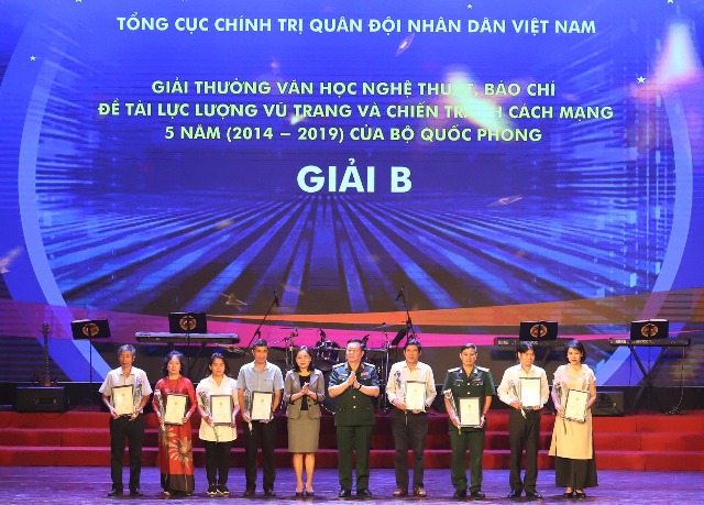 Tác giả Hà Quốc Thái (thứ 4 từ trái sang) nhận giải B