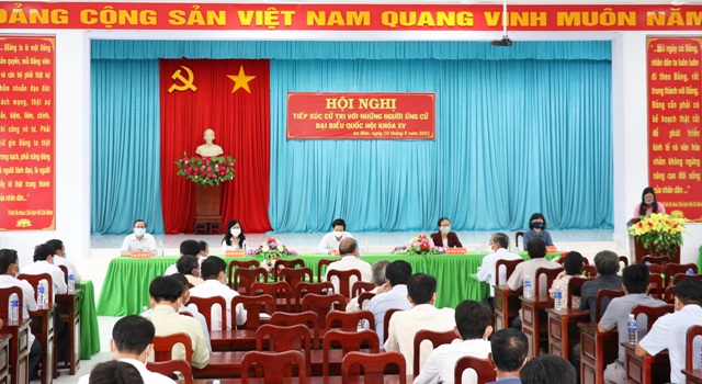 Quang cảnh những ứng cử viên đại biểu Quốc hộ khóa XV tiếp xúc cử tri.