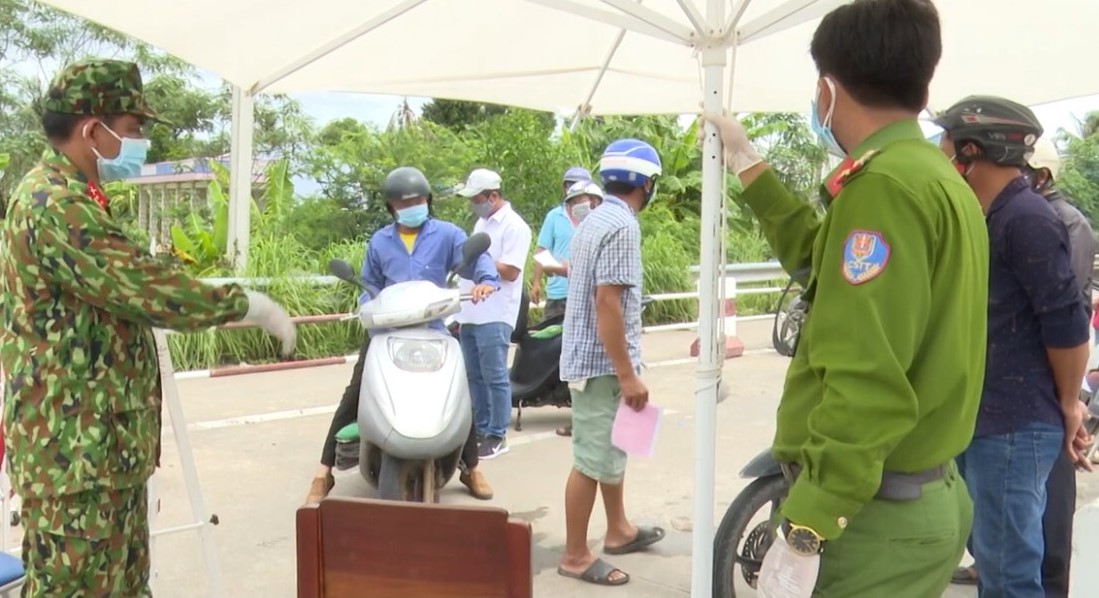 Người dân khai báo y tế; ảnh: nguồn báo Ấp Bắc.