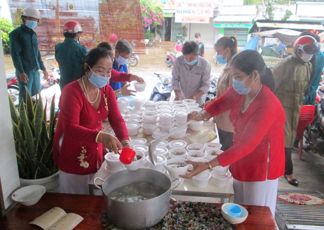 Mọi người tất bật chuẩn bị suất ăn sáng cho lực lượng làm nhiệm vụ.