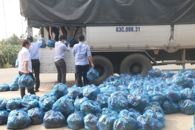 Chuyển quà tặng cho công nhân lao động nghèo tại TP. Hồ Chí Minh.