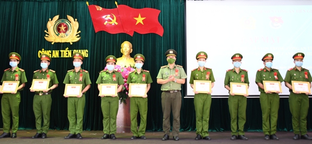 Thiếu tá Phan Hoàng Sơn, Bí thư Đoàn Thanh niên Công an tỉnh tặng Giấy khen cho các chiến sĩ thi trúng tuyển vào các Trường CAND.