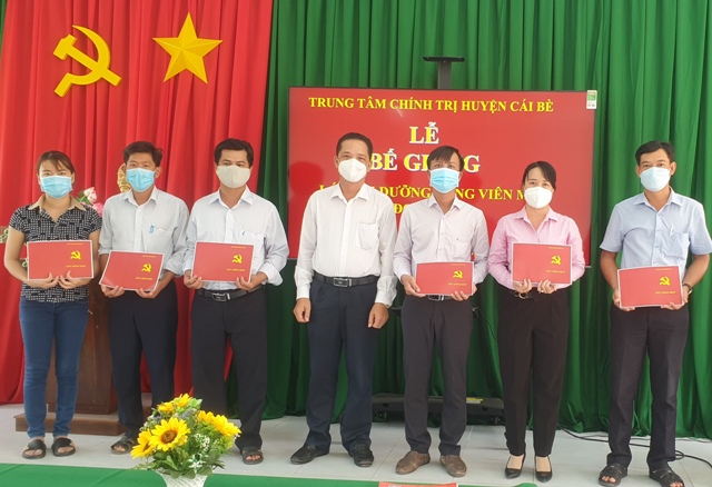 Trao giấy chứng nhận cho học viên.