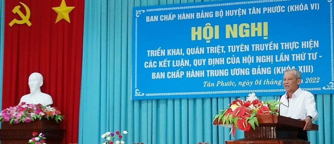 Đồng chí Nguyễn Bình Xuyên - Phó Bí thư Huyện ủy triển khai các kết luận.