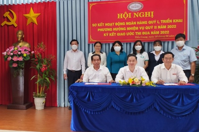 Lãnh đạo các Ngân hàng ký kết giao ước thi đua năm 2022.