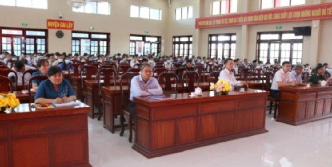 Đại biểu tham dự lễ khai giảng lớp học.