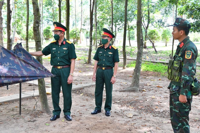 Đại tá Huỳnh Chiến Công, Phó Tham mưu trưởng Quân khu 9 kiểm tra huấn luyện kỹ thuật mắc tăng võng.