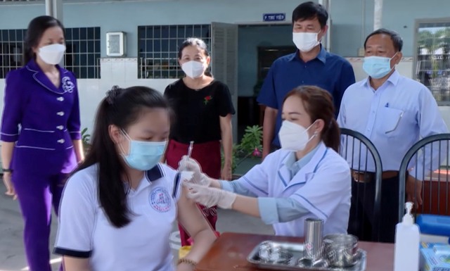 Tiêm vaccine cho học sinh.