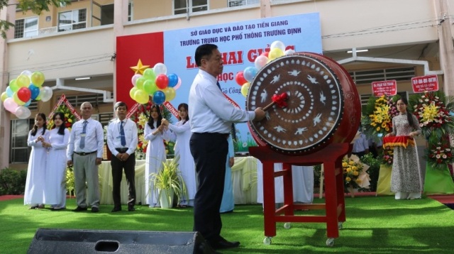 Trưởng Ban Tuyên giáo Trung ương đánh trống khai giảng.