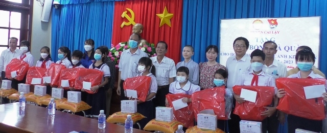 Trao quà cho học sinh hoàn cảnh khó khăn.