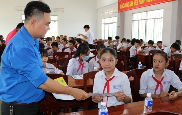 Phát tờ rơi tuyên truyền cho học sinh.