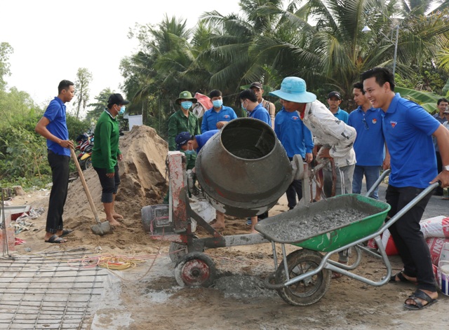 Đoàn viên, thanh niên tham gia góp ngày công xây dựng cầu.