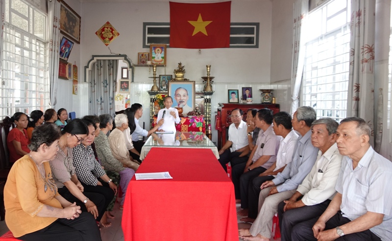 Ôn lại cuộc đời, sự nghiệp cách mạng vĩ đại của Chủ tịch Hồ Chí Minh ở lễ giỗ tại nhà Mẹ Việt Nam anh hùng Đoàn Thị Hạnh.