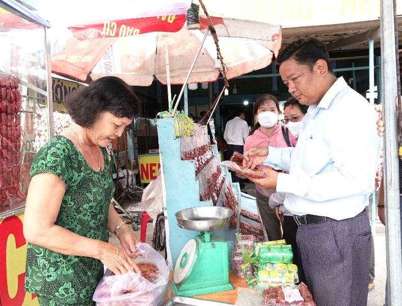 Khách tham quan điểm sản xuất và trưng bày lạp xưởng A Thạch, sản phẩm OCOP 3 sao. Ảnh: Trường Giang.