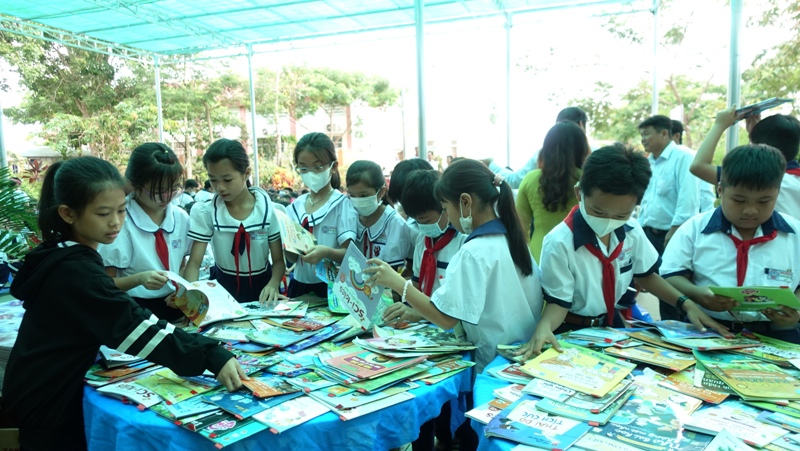 Học sinh trường Tiểu học Phú Nhuận tham gia Ngày hội đọc sách.