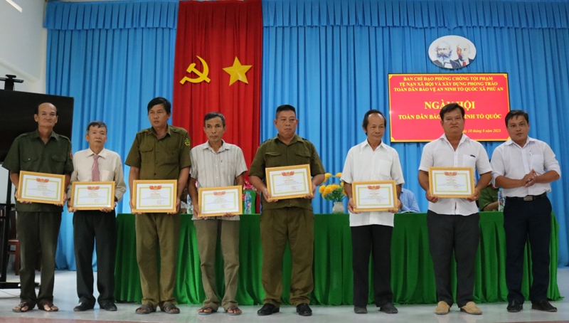 Khen thưởng tập thể, cá nhân điển hình trong phong trào “Toàn dân bảo vệ an ninh Tổ quốc” tại xã Phú An.