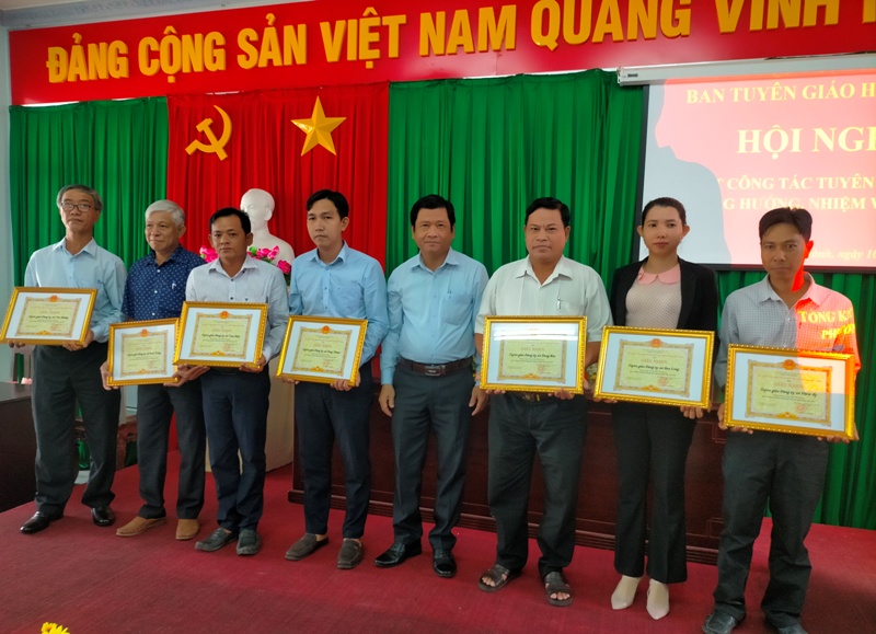 Khen thưởng các đơn vị có thành tích xuất sắc tiêu biểu trong thực hiện công tác Tuyên giáo năm 2023.