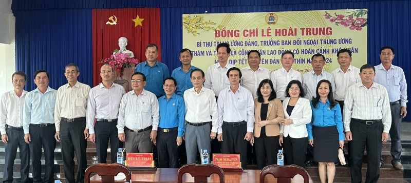 Trưởng Ban Đối ngoại Trung ương đến thăm và tặng quà cho hộ nghèo, công nhân trên địa bàn huyện Châu Thành