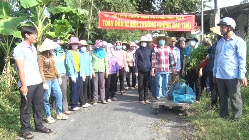 Hội CCB xã phát động phong trào trồng cây xanh, vệ sinh môi trường tại các tuyến đường.