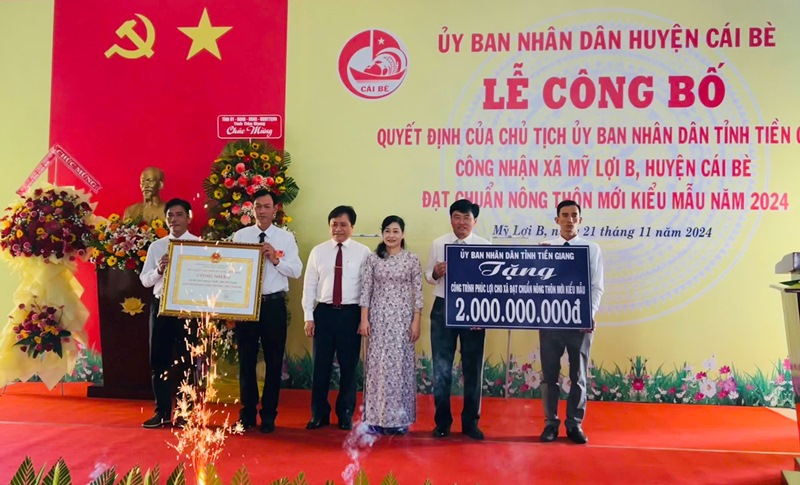 trao Bằng công nhận đạt chuẩn nông thôn mới kiểu mẫu năm 2024 và công trình phúc lợi cho xã Mỹ Lợi B.